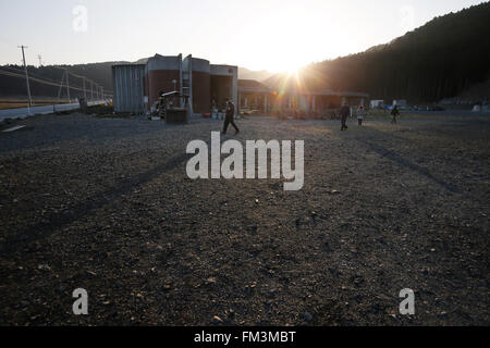 I resti di Okawa Scuola elementare su Marzo 11, 2016 in Ishinomaki, Prefettura di Miyagi, Giappone. Esattamente 5 anni prima 74 fuori della scuola del 108 studenti hanno perso la vita a causa dello tsunami nel marzo 11th, 2011. Non ci sono piani per ricostruire la scuola ma ancora questo non è stato fissato. Il destino degli edifici distrutti è inoltre dovrebbe essere decisa al più presto con i residenti della città divisa sulla questione se essi devono essere preservati come un memoriale o rimosso. © Yusuke Nakanishi/AFLO/Alamy Live News Foto Stock