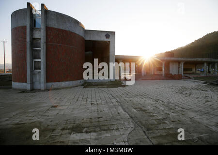 I resti di Okawa Scuola elementare su Marzo 11, 2016 in Ishinomaki, Prefettura di Miyagi, Giappone. Esattamente 5 anni prima 74 fuori della scuola del 108 studenti hanno perso la vita a causa dello tsunami nel marzo 11th, 2011. Non ci sono piani per ricostruire la scuola ma ancora questo non è stato fissato. Il destino degli edifici distrutti è inoltre dovrebbe essere decisa al più presto con i residenti della città divisa sulla questione se essi devono essere preservati come un memoriale o rimosso. © Yusuke Nakanishi/AFLO/Alamy Live News Foto Stock