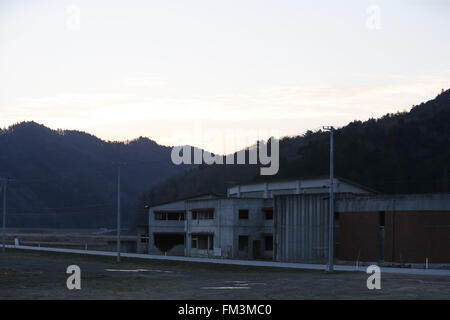 I resti di Okawa Scuola elementare su Marzo 11, 2016 in Ishinomaki, Prefettura di Miyagi, Giappone. Esattamente 5 anni prima 74 fuori della scuola del 108 studenti hanno perso la vita a causa dello tsunami nel marzo 11th, 2011. Non ci sono piani per ricostruire la scuola ma ancora questo non è stato fissato. Il destino degli edifici distrutti è inoltre dovrebbe essere decisa al più presto con i residenti della città divisa sulla questione se essi devono essere preservati come un memoriale o rimosso. © Yusuke Nakanishi/AFLO/Alamy Live News Foto Stock