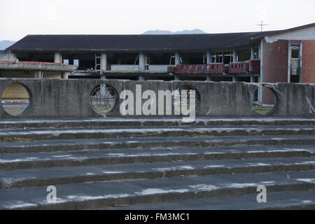 I resti di Okawa Scuola elementare su Marzo 11, 2016 in Ishinomaki, Prefettura di Miyagi, Giappone. Esattamente 5 anni prima 74 fuori della scuola del 108 studenti hanno perso la vita a causa dello tsunami nel marzo 11th, 2011. Non ci sono piani per ricostruire la scuola ma ancora questo non è stato fissato. Il destino degli edifici distrutti è inoltre dovrebbe essere decisa al più presto con i residenti della città divisa sulla questione se essi devono essere preservati come un memoriale o rimosso. © Yusuke Nakanishi/AFLO/Alamy Live News Foto Stock