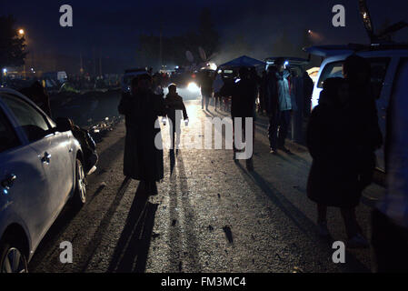 Idomeni, Grecia, 10 marzo 2016. Le persone camminare per la strada che conduce all'accampamento presso il confine Greek-Macedonian vicino al villaggio greco di Idomeni, dove migliaia di rifugiati e migranti sono intrappolati dal confine dei Balcani blocco. Credito: Orhan Tsolak / Alamy Live News Foto Stock