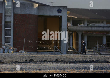 I resti di Okawa Scuola elementare su Marzo 11, 2016 in Ishinomaki, Prefettura di Miyagi, Giappone. Esattamente 5 anni prima 74 fuori della scuola del 108 studenti hanno perso la vita a causa dello tsunami nel marzo 11th, 2011. Non ci sono piani per ricostruire la scuola ma ancora questo non è stato fissato. Il destino degli edifici distrutti è inoltre dovrebbe essere decisa al più presto con i residenti della città divisa sulla questione se essi devono essere preservati come un memoriale o rimosso. © Yusuke Nakanishi/AFLO/Alamy Live News Foto Stock