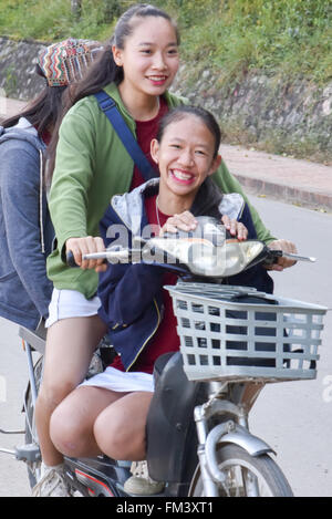 Le giovani ragazze su una bicicletta Luang Prabang Laos Foto Stock