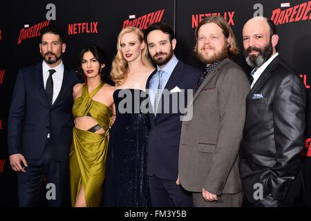 New York, NY, STATI UNITI D'AMERICA. Decimo Mar, 2016. Jon Bernthal, Elodie Yung, Charlie Cox, Deborah Ann Woll, Elden Henson, Geoffrey Cantor presso gli arrivi per Marvel Daredevil della stagione due Premiere su Netflix, AMC Loews Lincoln Square 13, New York, NY Marzo 10, 2016. Credito: Steven Ferdman/Everett raccolta/Alamy Live News Foto Stock