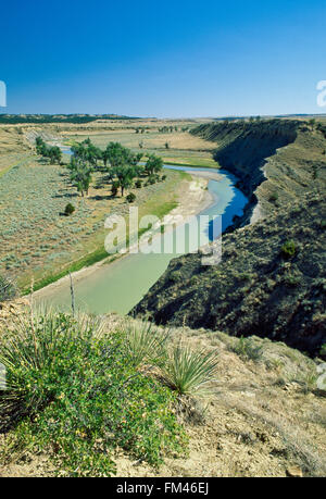 fiume musselshell che scorre attraverso la prateria vicino mosby, montana Foto Stock