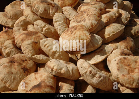 Le pagnotte di pane fresco da baladi, o paese forno in Egitto Foto Stock