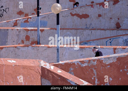 Un ebreo religioso che scende su una scala a Safed ha anche scritto Zefat Tsfat Zfat o Tzfat la città più alta della Galilea e di Israele Foto Stock