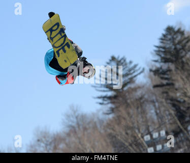 Yabuli, la Cina della Provincia di Heilongjiang. Undicesimo Mar, 2016. Brandon Davis degli Stati Uniti compete durante l'uomo big air qualifica al Corona Campionati Mondiali di Snowboard in città Yabuli, a nord-est della Cina di Provincia di Heilongjiang, 11 marzo 2016. Credito: Wang Kai/Xinhua/Alamy Live News Foto Stock