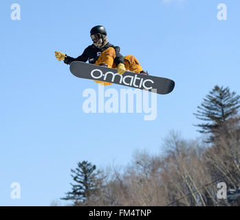 Yabuli, la Cina della Provincia di Heilongjiang. Undicesimo Mar, 2016. Eric Beauchemin degli Stati Uniti compete durante l'uomo big air qualifica al Corona Campionati Mondiali di Snowboard in città Yabuli, a nord-est della Cina di Provincia di Heilongjiang, 11 marzo 2016. Credito: Wang Kai/Xinhua/Alamy Live News Foto Stock