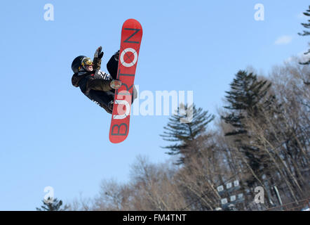 Yabuli, la Cina della Provincia di Heilongjiang. Undicesimo Mar, 2016. Dmitriy Mindrul della Russia compete durante l'uomo big air qualifica al Corona Campionati Mondiali di Snowboard in città Yabuli, a nord-est della Cina di Provincia di Heilongjiang, 11 marzo 2016. Credito: Wang Kai/Xinhua/Alamy Live News Foto Stock