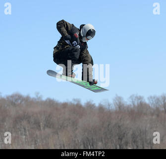 Yabuli, la Cina della Provincia di Heilongjiang. Undicesimo Mar, 2016. Janne Korpi di Finlandia compete durante l'uomo big air qualifica al Corona Campionati Mondiali di Snowboard in città Yabuli, a nord-est della Cina di Provincia di Heilongjiang, 11 marzo 2016. Credito: Wang Kai/Xinhua/Alamy Live News Foto Stock