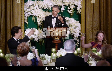 Washington, Distretto di Columbia, Stati Uniti d'America. Decimo Mar, 2016. Il Presidente degli Stati Uniti Barack Obama, il centro offre un brindisi durante una cena di stato in onore del Primo Ministro Justin Trudeau del Canada, a sinistra e a sua moglie la signora Sophie Grégoire Trudeau, destra alla Casa Bianca Marzo 10, 2016 a Washington, DC. Credito: Olivier Douliery/Piscina via CNP Olivier © Douliery/CNP/ZUMA filo/Alamy Live News Foto Stock