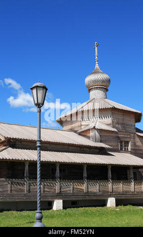 Vecchio legno russo-ortodossa contro il cielo blu, Sviyažsk isola,Tatarstan Foto Stock