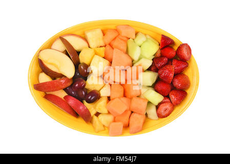 Un piatto di frutta fresca in pezzi. Isolato su frutta bianca includono, fragola, ananas, mela, melone, melone Honeydew e Gra Foto Stock