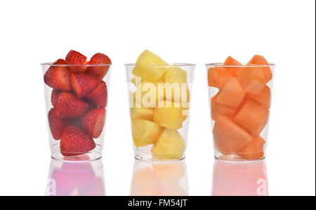 Tre frutta fresca coppe sul bianco con la riflessione. Fragole, ananas e melone in bicchieri di plastica. Foto Stock