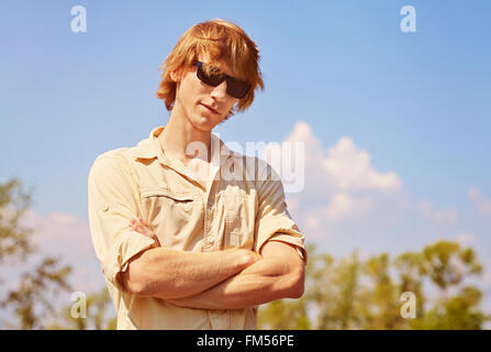 Giovane uomo in occhiali da sole Foto Stock