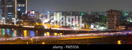 Il cairo, Egitto - 3 marzo 2016: semaforo sentieri nel centro de Il cairo di notte, il 15 maggio, il ponte sul fiume Nilo & la corniche Foto Stock