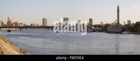 Il Cairo, Egitto - 4 Marzo 2016: il fiume Nilo, l'isola di Zamalek e centrale dello skyline de Il Cairo. Foto Stock