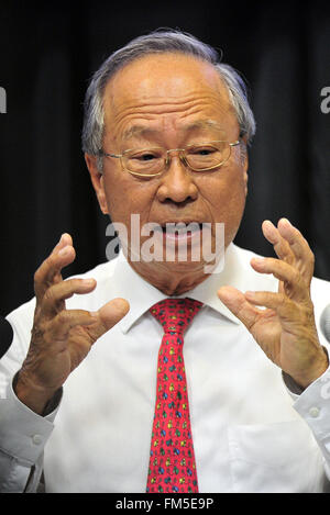 Singapore. Undicesimo Mar, 2016. Singapore è un ex membro del parlamento Tan Cheng Bock risolve una conferenza stampa tenutasi a Singapore il 11 marzo, 2016. Tan Cheng Bock, candidato presidenziale in 2011, ha detto alla conferenza stampa che ha programmato per funzionare per il presidente alle prossime elezioni. © poi Chih Wey/Xinhua/Alamy Live News Foto Stock