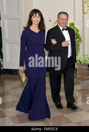 Washington, Distretto di Columbia, Stati Uniti d'America. Decimo Mar, 2016. Andrew Liveris, Presidente e Chief Executive Officer di The Dow Chemical Company e Paula Liveris arrivare per lo stato la cena in onore del Primo Ministro Trudeau e la sig.ra Sophie Grégoire Trudeau del Canada alla Casa Bianca di Washington, DC, giovedì, 10 marzo 2016.Credit: Ron Sachs/Piscina via CNP Credito: Ron Sachs/CNP/ZUMA filo/Alamy Live News Foto Stock