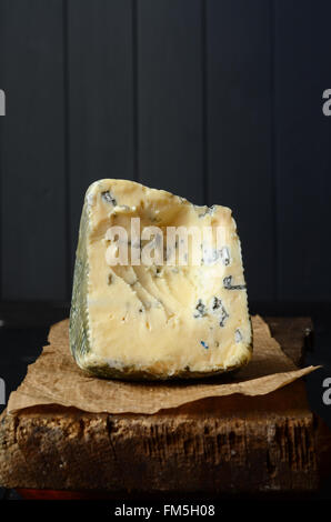 Una fetta di danese Blue cheese close up shot Foto Stock