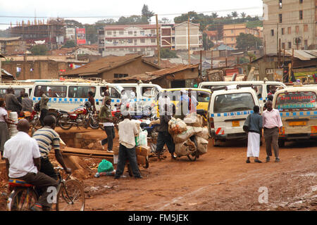 KAMPALA, UGANDA - Settembre 28, 2012. A guardare la vita sulle strade laterali di Kampala, Uganda su settembre 28,2012. Foto Stock