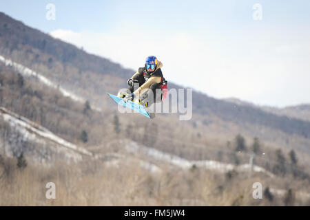 Yabuli, la Cina della Provincia di Heilongjiang. Undicesimo Mar, 2016. Sebastien Toutant del Canada compete durante l'uomo big air semifinale al Corona Campionati Mondiali di Snowboard in città Yabuli, a nord-est della Cina di Provincia di Heilongjiang, 11 marzo 2016. Sebastien Toutant ha ottenuto il secondo posto con 95 punti. Credito: Wang Song/Xinhua/Alamy Live News Foto Stock