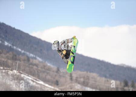 Yabuli, la Cina della Provincia di Heilongjiang. Undicesimo Mar, 2016. Kyle Mack degli Stati Uniti compete durante l'uomo big air semifinale al Corona Campionati Mondiali di Snowboard in città Yabuli, a nord-est della Cina di Provincia di Heilongjiang, 11 marzo 2016. Max Parrot ha ottenuto il quinto posto con punti 88.66. Credito: Wang Song/Xinhua/Alamy Live News Foto Stock