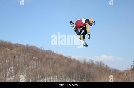 Yabuli, la Cina della Provincia di Heilongjiang. Undicesimo Mar, 2016. Sebastien Toutant del Canada compete durante l'uomo big air semifinali al Corona Campionati Mondiali di Snowboard in città Yabuli, a nord-est della Cina di Provincia di Heilongjiang, 11 marzo 2016. Sebastien Toutant avanzate per la finale con 95 punti. Credito: Wang Kai/Xinhua/Alamy Live News Foto Stock