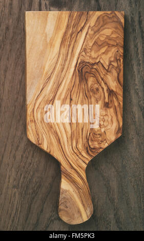 Composizione con olive wood board sulla parte superiore della tavola di quercia Foto Stock