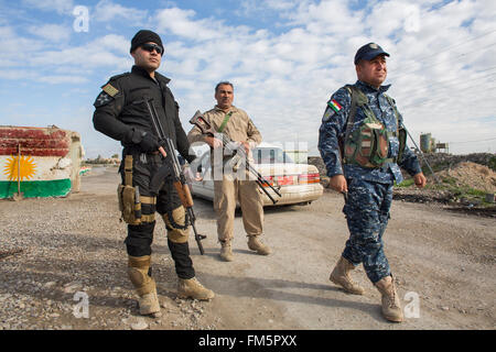 Combattente curdo in un posto di controllo stradale nei pressi della frontline con è nel nord Iraq Foto Stock