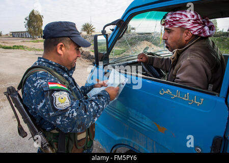 Combattente curdo in un posto di controllo stradale nei pressi della frontline con è nel nord Iraq Foto Stock