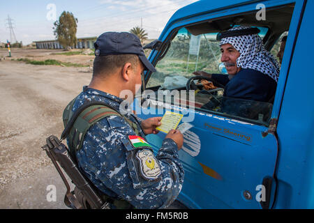 Combattente curdo in un posto di controllo stradale nei pressi della frontline con è nel nord Iraq Foto Stock