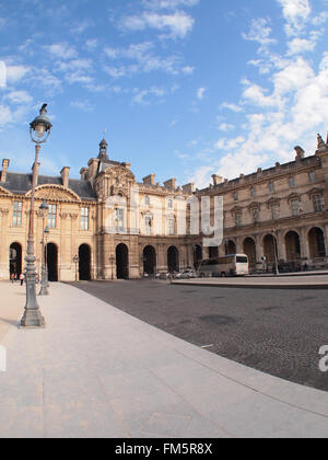 Il museo del Louvre è uno dei più grandi del mondo dei musei e un monumento storico di Parigi Foto Stock