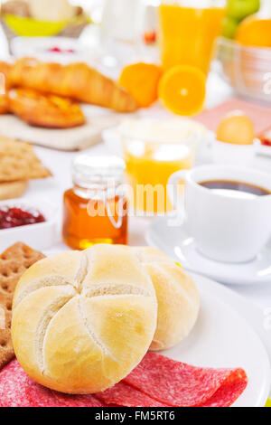 Un ampio buffet per la prima colazione continentale in una luminosa tabella. Foto Stock