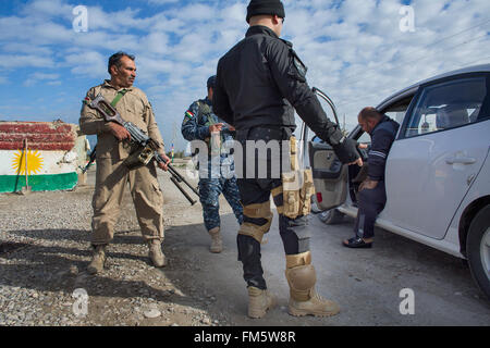 Combattente curdo in un posto di controllo stradale nei pressi della frontline con è nel nord Iraq Foto Stock