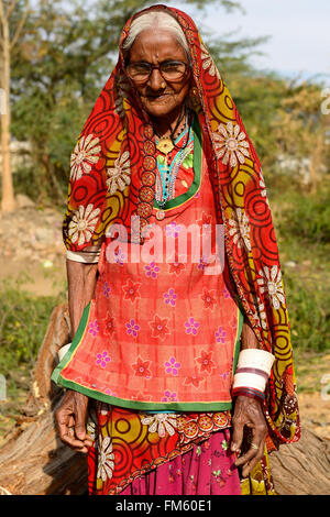 Bhuj, corse di kuch, India - 13 gennaio: la donna tribale in abito tradizionale egli sta attraversando deserti di corse di kuch mi Foto Stock