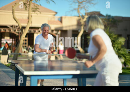 Giovane giocando a ping pong Foto Stock