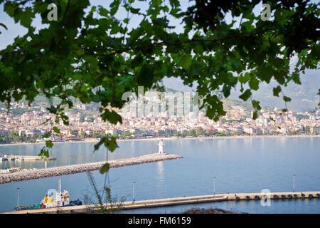 ALANYA, Turchia - 21 Maggio 2013: Vista di Alanya la città e il porto con il faro, Alanya, Turchia Foto Stock