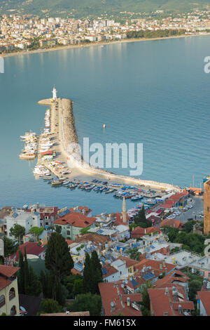 ALANYA, Turchia - 21 Maggio 2013: Vista di Alanya la città e il porto con il faro, Alanya, Turchia Foto Stock