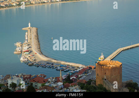 ALANYA, Turchia - 21 Maggio 2013: Vista di Alanya la città e il porto con il faro, Alanya, Turchia Foto Stock