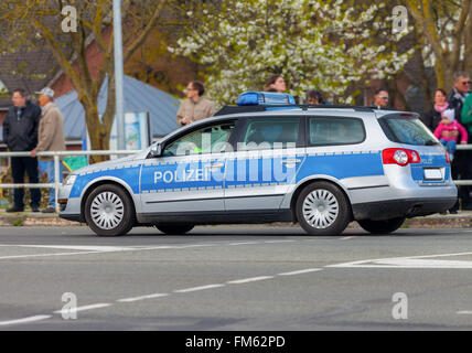 Il tedesco pattuglia di polizia sulla strada Foto Stock