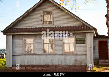 STARAYA SLOBODA, regione di Leningrado, Russia - 13 ottobre 2013: vecchio post. Il vecchio edificio in legno, utilizzato come una organizzazione postale Foto Stock