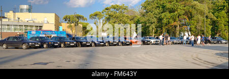 SAINT-Petersburg, Russia - 3 agosto 2013: Old-automobili BMW serie 5 e34 allineate in righe, raccogliendo gli appassionati di retrò bavarese-cars Foto Stock
