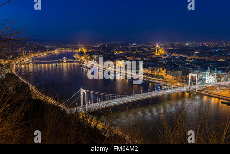 Budapest e il fiume Danubio con il Ponte delle Catene e il Ponte Elisabetta di notte Foto Stock