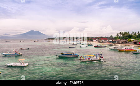 Barche da pesca ancorate nei pressi del villaggio di Jungutbatu sulla costa dell'Isola di Nusa Lembongan, Bali, Indonesia. Foto Stock