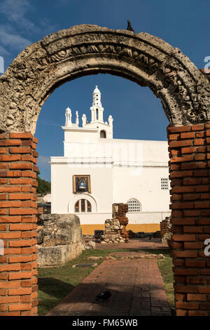 Ruinas del Hospital San Nicolas de Bari e la chiesa Iglesia de la Altagraciacapital Santo Domingo, Repubblica Dominicana, Foto Stock
