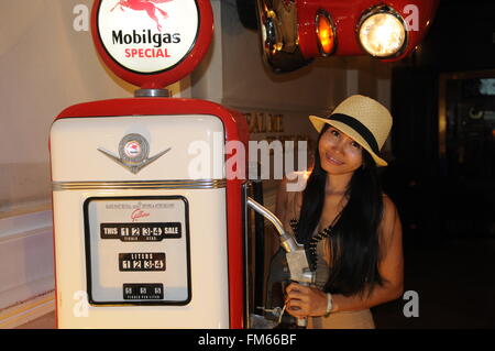 Donna tailandese presso old Mobil gas pompa, Walking Street, Pattaya, Chonburi Provincia, Thailandia. Credito: Kraig Lieb Foto Stock