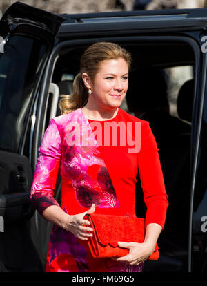 Washington, DC, Stati Uniti d'America. Decimo Mar, 2016. La sig.ra Sophie Grégoire Trudeau, moglie del Primo Ministro Justin Trudeau del Canada arriva a salutare il Presidente degli Stati Uniti Barack Obama in una cerimonia di arrivo sul prato Sud della Casa Bianca a Washington DC, USA, 10 marzo 2016. Questa è la prima visita ufficiale del Primo Ministro alla Casa Bianca. Credito: Jim LoScalzo/Piscina via CNP - nessun filo SERVICE - Credit: dpa picture alliance/Alamy Live News Foto Stock