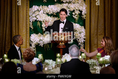 Washington, DC. Decimo Mar, 2016. Il primo ministro Justin Trudeau del Canada, Centro offre un brindisi al Presidente degli Stati Uniti Barack Obama durante una cena di stato in onore di se stesso e di sua moglie la signora Sophie Grégoire Trudeau, destra alla Casa Bianca Marzo 10, 2016 a Washington, DC. Credito: Olivier Douliery/Piscina via CNP - nessun filo SERVICE - Credit: dpa/Alamy Live News Foto Stock